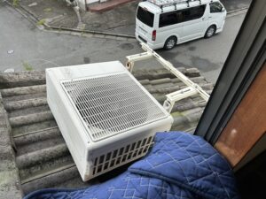 【高松市】台風による室外機の転倒は危険！二次被害を防ぐ「転倒防止電気工事」事例